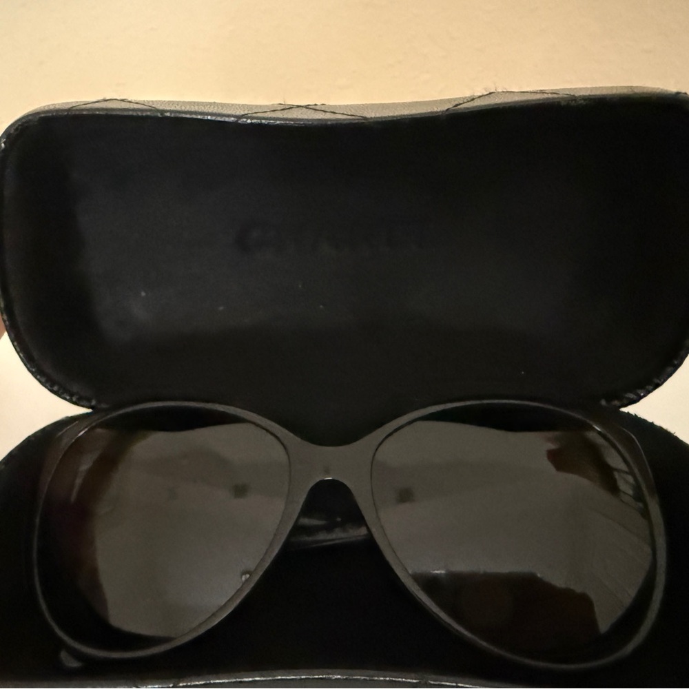 CHANEL Black Sunglasses with CC Temples - Picture 9 of 11
